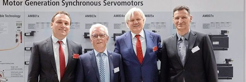 Michael Pfister, Produktmanager Antriebstechnik bei Beckhoff Automation, Erwin Fertig, Geschäftsführer von Fertig Motors, Hans Beckhoff, Geschäftsführender Inhaber von Beckhoff Automation, sowie Dietmar Hamberger, ebenfalls Geschäftsführer von Fertig Motors (v.l.) bei der offiziellen Einweihung der neuen Mechanikfertigung in Marktheidenfeld.