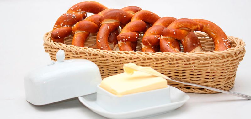 Um eine Butterbrezel ohne viel Aufwand herzustellen, haben zwei Tüftler eine Maschine konstruiert, die die Butter einspritzt.