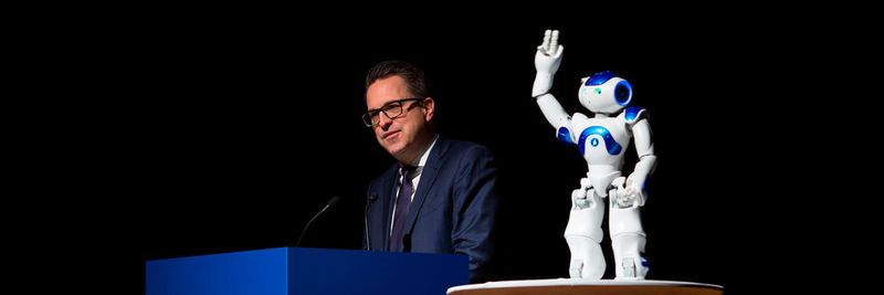 Henrik A. Schunk eröffnete gemeinsam mit NAO die zehnten Schunk Expert Days on Service Robotics. Der humanoide Roboter gab dem oft verwendeten Begriff Big Data ein Gesicht und wurde damit zur thematischen Leitfigur der Expertentage.