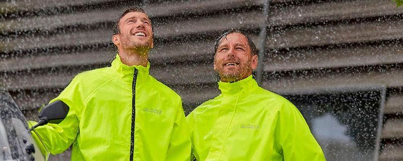 Die Overalls in Action: Der Stoff ist wasser- und winddicht.