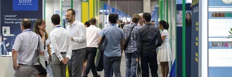 Zirka 800 Firmen stellen jedes Jahr auf der Genfer Fachmesse aus. Davon bieten knapp 300 Lösungen für die Medizintechnik an – wie beispielsweise die Firma Schott.
