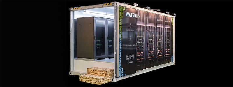 Für das norwegische Unternehmen Envirotech Solutions hat Cloud&Heat das weltweit erste direktwassergekühlte, mobile Rechenzentrum in einen herkömmlichen ISO-Seefrachtcontainer gebaut. Ausgestattet mit sechs Server-Schränken, die Platz für Netzwerk, Storage und leistungsstarke Compute-Komponenten bieten, brachte das Unternehmen eine hohe Packungsdichte unter.