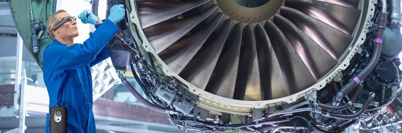 Für Industrie und Handel ist der DynaEdge DE-100 von Toshiba bestimmt. Die Lösung besteht aus dem akkubetriebenen Edge-PC mit Intel-Core-Prozessor und einer Datenbrille. Als Betriebssystem dient Windows 10 Pro oder IoT.