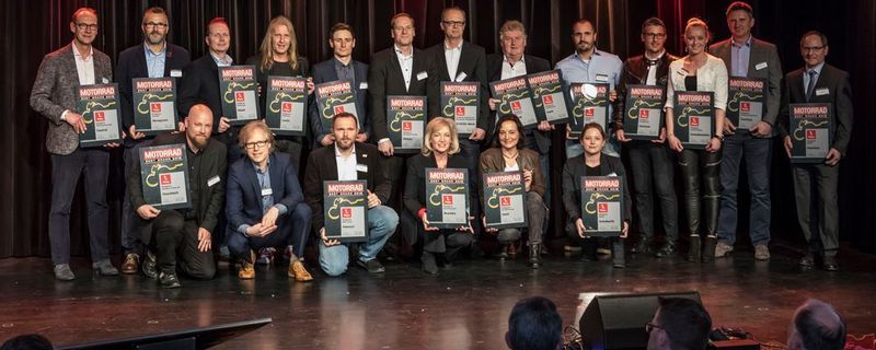 Die Vertreter der Top 22 „Best Brand“ 2018 der Zeitschrift Motorrad auf der Bühne des Stuttgarter Renitenztheaters.