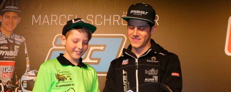 Luca Göttlicher bei der Urkundenunterzeichnung auf Marcel Schrötters Sportgerät 2018.