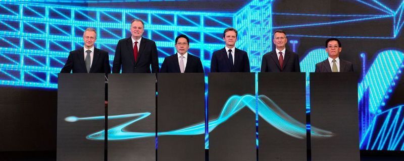 (V. li.) Andreas Lettner, CEO Mercedes-Benz Manufacturing (Thailand) Limited, Michael Grewe, Präsident und CEO Mercedes-Benz (Thailand) Limited, Dr. Uttama Savanayana, Industrieminister von Thailand, Markus Schäfer, Mitglied des Bereichsvorstands Mercedes-Benz Cars, Produktion und Supply Chain, H.E. Peter Prügel, Deutscher Botschafter in Thailand, Veerachai Chaochankij, CEO Thonburi Automotive Assembly Plant Company Limited, kündigen den Bau einer Batteriefabrik für Mercedes-Benz Cars und die Erweiterung der Pkw-Produktion in Thailand an.