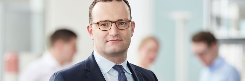 „Zwischen 2009 und 2015 war ich Gesundheitspolitischer Sprecher der CDU/CDU-Bundestagsfraktion und konnte in dieser Funktion einige wichtige Reformen mitgestalten. Wichtig ist, dass wir den Patienten in den Mittelpunkt stellen“, sagt der neue Gesundheitsminister Jens Spahn (CDU).