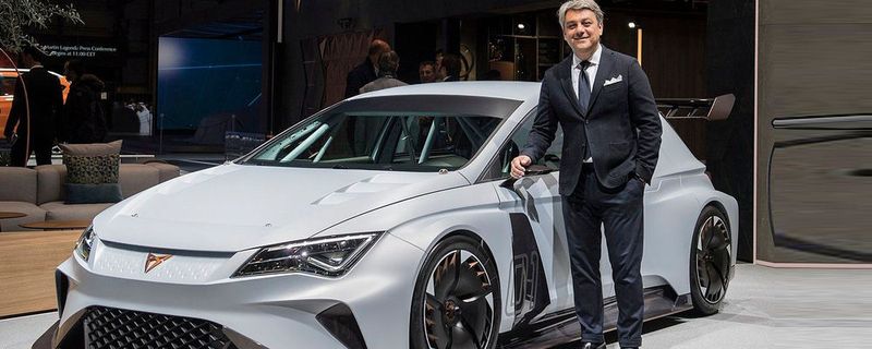 Posing in Genf: Luca de Meo mit dem Cupra E-Racer.