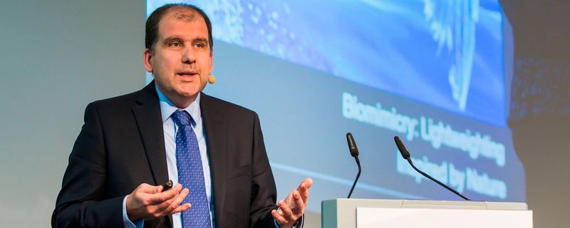 Simone Bonino, Vice President of Marketing bei Altair Engineering, stellte auf dem Leichtbau-Gipfel 2018 den Enlighten Award vor.