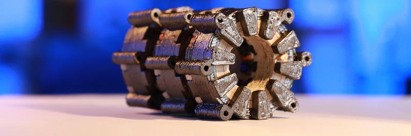 Diese Statoren einer dreiphasigen wickelkopflosen Reluktanzmaschine wurden mittels 3D-Multimaterialdruck hergestellt.