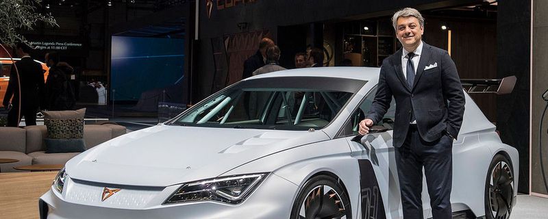 Posing in Genf: Luca de Meo mit dem Cupra E-Racer.