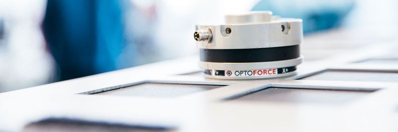 Die Tastsensoren von OptoForce erweitern Leichtbauroboter um einen feinen Tastsinn und ermöglichen so die Automatisierung komplexer Fertigungsprozesse.