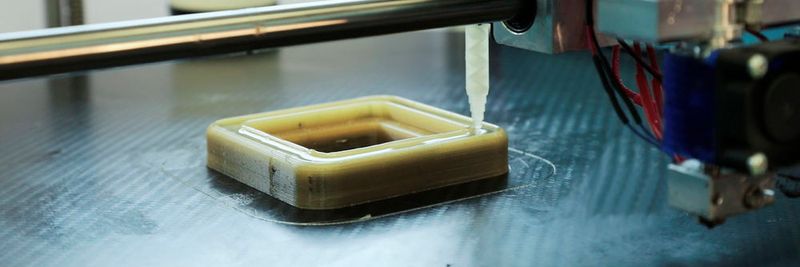 Beim additiven Freiformgießen wird die Hülle des Bauteils im FDM-Druck aufgebaut. Anschließend befüllt eine Dosiereinheit im Drucker die Form mit einem Duroplast.