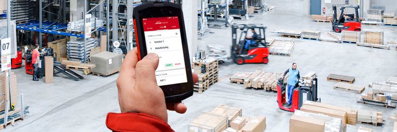 Per Truck-Call-App von Linde Material Handling lassen sich Fahraufträge digital zuweisen.