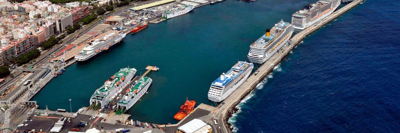 Akkord-Montage unter Wasser: Während das Kreuzfahrtschiff in Teneriffa vor Anker lag, montierten die Techniker einen Flossenstabilisator.