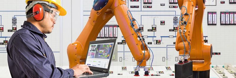 Roboter werden in Zukunft immer mehr für Standardaufgaben eingesetzt werden, damit Fachkräfte andere Aufgaben übernehmen können.