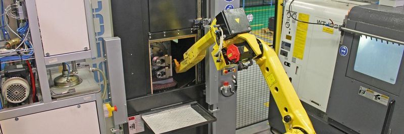 Automatisierte Bestückung der Skiving-Maschine GS300H von Toyoda im belgischen Werk von Torsen.