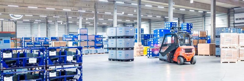 Nach Abzug der Mietrate reduzieren Unternehmen mit dem Lichtmiete-Modell ihre Kosten in Logistihallen um 15 bis 35 %.
