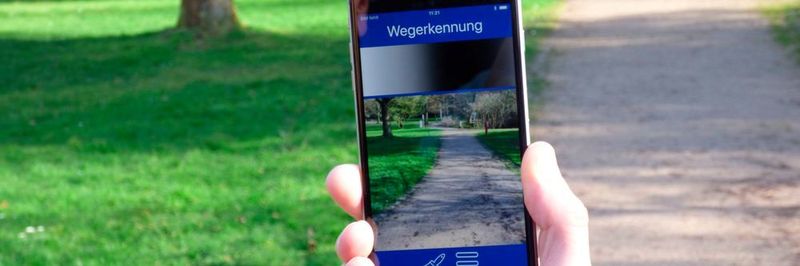 Mit dem Smartphone den richtigen Weg finden: Eine App vom KIT soll mithilfe von Tönen anzeigen, wohin ein Weg führt.