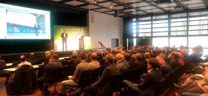 Volles Haus bei der Eröffnungskeynote der #storagetc von Carsten Bange @BARC_Research - Künstliche Intelligenz & Big Data: Wie Algorithmen unsere Daten beflügeln.