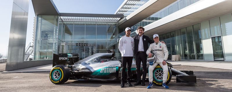 Lewis Hamilton, Valtteri Bottas und Giuseppe D'Arrigo, Group Chief Executive Officer von PLI, bei der offiziellen Eröffnung des neuen „Global Research & Technology Center“ in Turin.