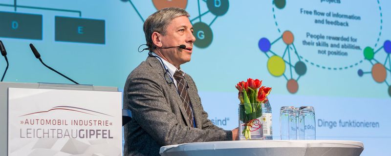 Digital Natives denken und leben in flexibleren Strukturen: Jean-Marc Ségaud zeigt, wie sich Unternehmen darauf einstellen sollten.