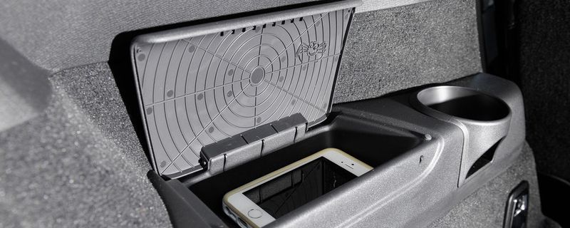 Volvos Designchef Thomas Ingenlath versteckte eine grinsende Spinne im Deckel eines Ablagefachs im Oberklasse-SUV XC90.