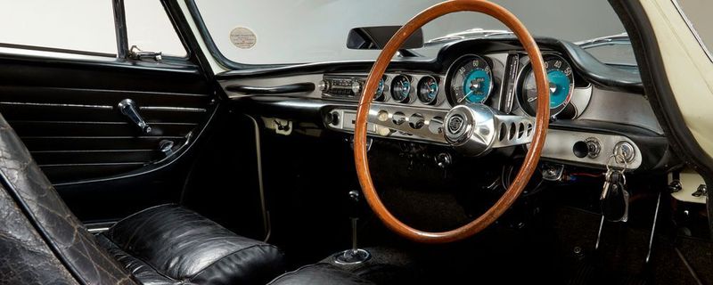 Mit einem besonderen Schmuckstück wartet Volvo bei der Techno-Classica auf: Die Schweden zeigen einen P 1800 S von 1967 aus dem Privatbesitz des britischen Schauspielers Sir Roger Moore – mit Holzlenkrad.