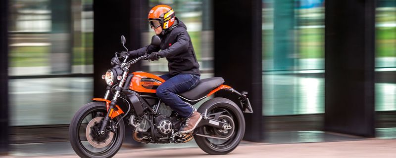 Die Ducati Scrambler Sixty2 in schicken Neon-Warnfarben.