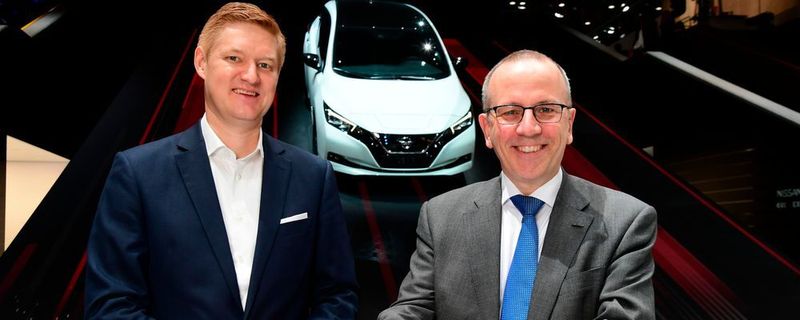 Frank Meyer, Leiter Innovation & B2C-Solutions bei Eon (links), und Paul Willcox, Europachef von Nissan, unterzeichneten die strategische Partnerschaft auf dem Genfer Autosalon.
