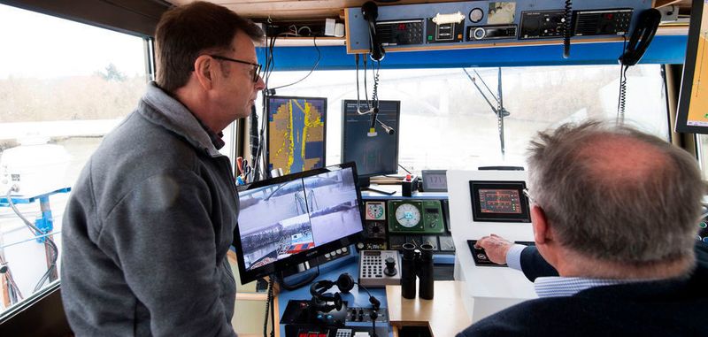 Die Conning-Anzeige liefert Infos zu allen Bewegungen des Schiffes, zur Ruderlage und zur Drehzahl der Schiffsschraube. Beim Anfahren der Halteposition hilft der Anlegeassistent, der die Position und Ausrichtung des Schiffes mit den Umgebungsinformationen verknüpft.
