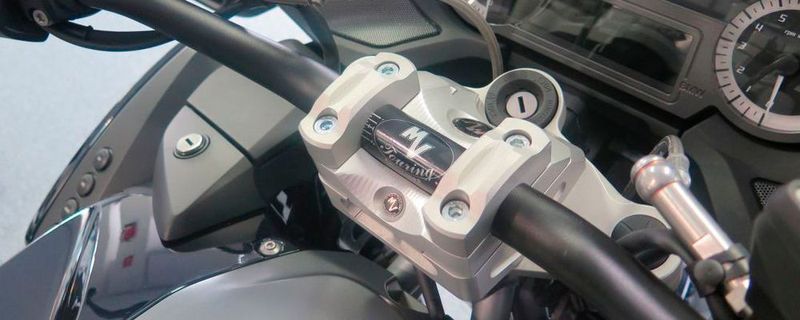 Nur durch die Fertigung einer neuen Lenkkopfplatte ist es möglich, den Lenker um insgesamt 65 mm näher zu bringen und nicht nur höher.