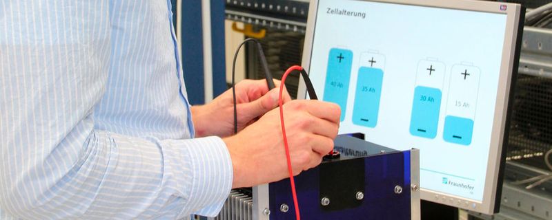 Das Fraunhofer ISE in Freiburg führt in seinen Testlabors Prüfungen an Batteriezellen, Modulen und kompletten Energiespeichersystemen durch.