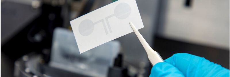 Forscher der TU Graz stellen Tattoo-Elektroden aus dem Drucker vor, die besonders für die medizinische Langzeitdiagnostik attraktiv sind.