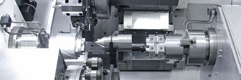Identische Haupt- und Gegenspindel und zwei Revolver mit 24 Plätzen für angetriebene Werkzeuge: Das Drehzentrum LM 1800TTSY von Hyundai für Drehdurchmesser bis 230 mm ermöglicht eine wirtschaftliche Komplettbearbeitung komplexer Werkstücke von der Stange und im Futter.
