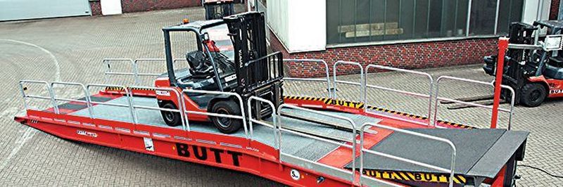 Mobile Verladerampe mit elektrohydraulischer Vorschubbrücke.