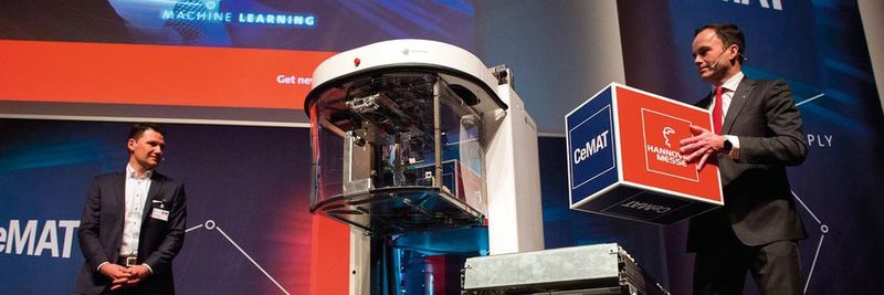 Auf der Cemat-Preview hält Deutsche-Messe-Chef Dr. Jochen Köckler einen Demowürfel, der zuvor von Soto übergeben wurde.