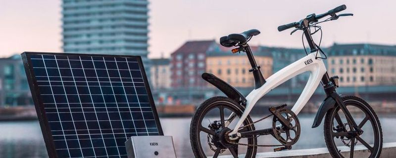 Mit der Off-the-grid-Photovoltaikanlage kann man einen Zwischenspeicher laden, der dann wiederum die Fahrradbatterie mit Strom versorgt.
