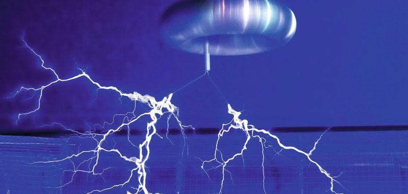 Bald obsolet?: Eine Entladung am Tesla-Trafo erzeugt hochfrequente Wechselspannung. Die Tesla-Transformatoren haben sich nicht durchgesetzt, der Wechselstrom stattdessen schon.