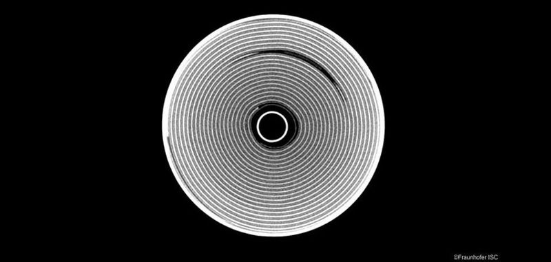 Eine Rundzelle im Querschnitt mit einem Schaden in der Elektrodenentwicklung. Forscher untersuchen die Auswirkungen der mechanischen Belastung auf Batterien.