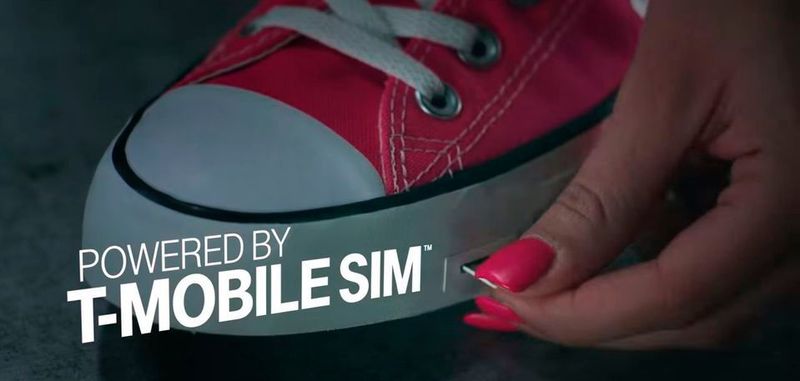 Schuhe mit Telefon und Internet: Rechtzeitig zum 1. April kündigte T-Mobile die vom klassischen Sidephone-Handy inspirierten "Sidekicks" an - leider nur als Aprilscherz.