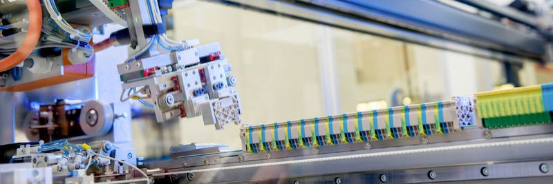 Das Bild zeigt die automatische Montage der individuell realisierten, einbaufertigen Klemmenleiste im Fast Delivery Service.