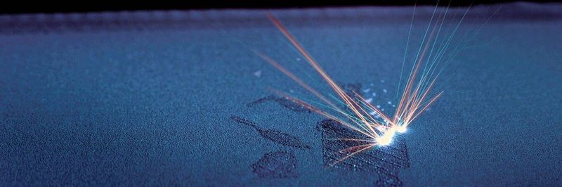 AM-Prozess: Ein fokussierter Laserstrahl hoher Leistung schmilzt das Pulver an den Stellen, die das CAD/CAM-System aus der Konstruktion vorgibt.
