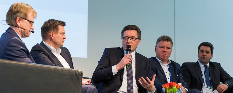 Heinrich Timm (Mitte), Mitglied des Vorstand Carbon Composites e. V. und langjähriger Leiter des Audi-Leichtbauzentrums, bei der Podiumsdiskussion „Leichtbau komplett neu denken“ auf dem »Automobil Industrie« Leichtbau-Gipfel.