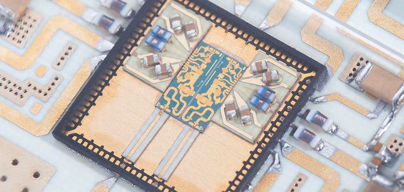 Leistungsverstärker in Funkknoten für eine zielgenaue Datenübertragung für 5G. Fraunhofer-Forscher arbeiten an energieeffizienten Sensorknoten für das IoT.