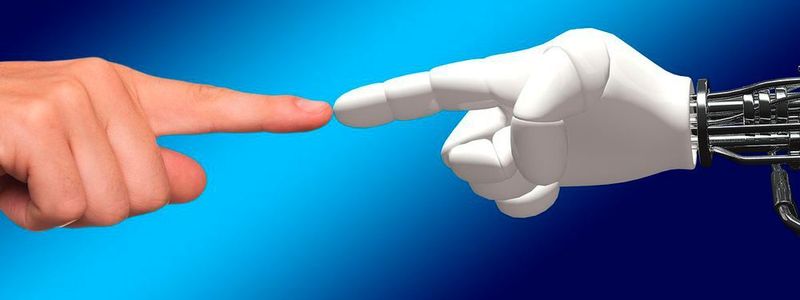 Mensch und Roboter bringen gemäß der Industrie 4.0 ihre spezifischen Fähigkeiten ein.
