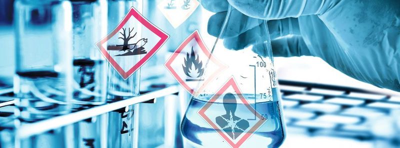 Abb. 1: Für die Herstellung der komplexen Isotope benutzen die Synthesechemiker von Alsachim täglich eine Vielzahl an Gefahrstoffen.
