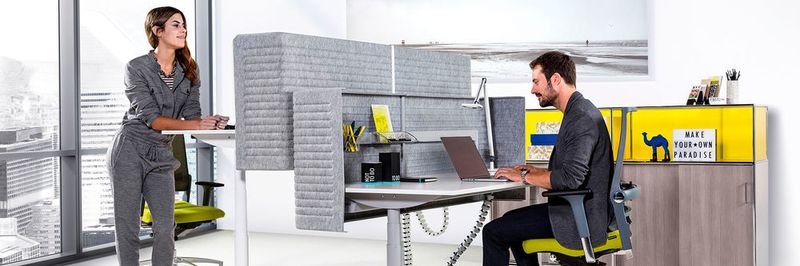 Im Stehen steigt die Produktivität um bis zu 20 %. Nutzer von Sitz-Steh-Arbeitsplätzen behaupten, wacher, aufgabenorientierter und positiver zu sein.