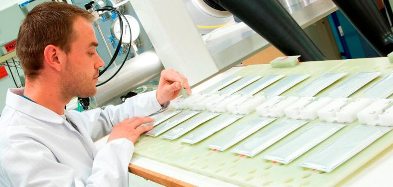 Ein Forscher der Oxis Labs in Oxfordshire, England, platziert Akkuzellen auf einer Testplattform