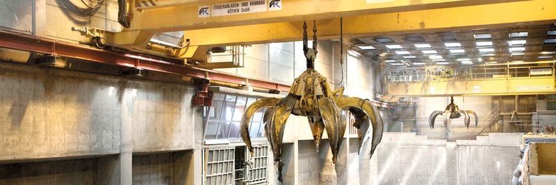 Rückspeisefähige Frequenzumrichter sind vor allem dort geeignet, wo Antriebe immer wieder über einen längeren Zeitraum abgebremst werden müssen und so generatorische Energie entsteht; dies ist beispielsweise bei einem Abfallentsorgungskran der Fall.